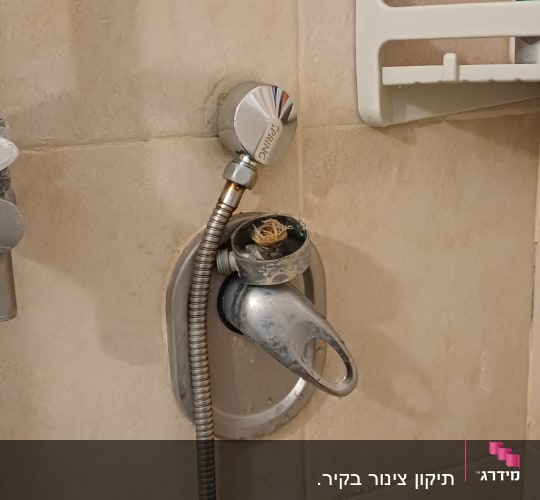 ברז וידית ערבוב מפורקים בתהליך תיקון בחדר רחצה
